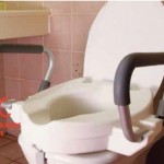Alza con reposabrazos abatibles