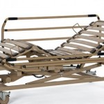 Cama articulada electrica con carro elevador y barandillas incluidas